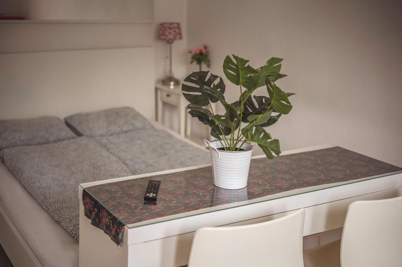 4 Couples & 4 Friends Hostel Krakow Luaran gambar